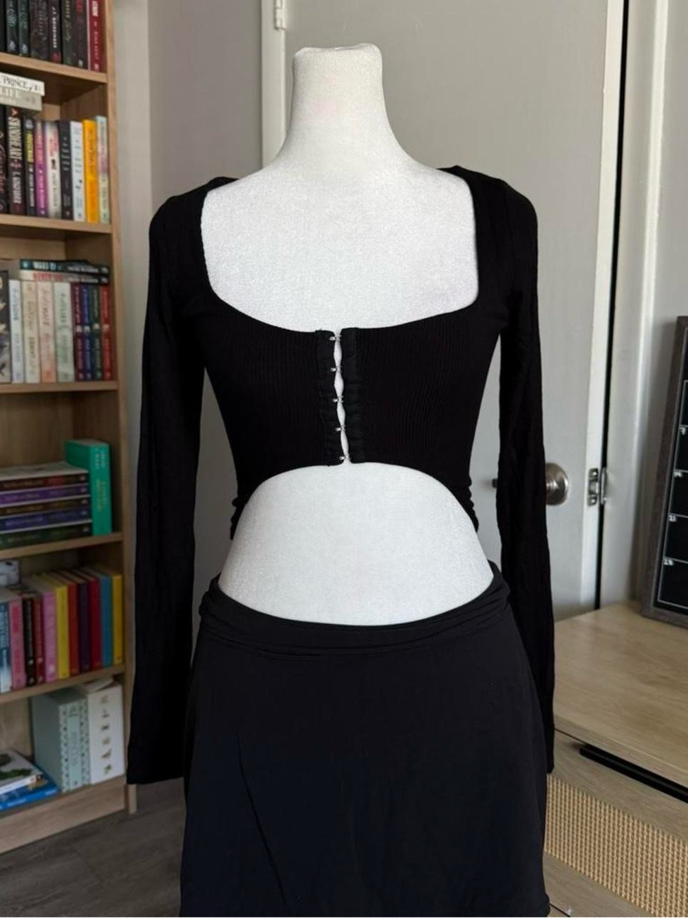 black long sleeve crop top